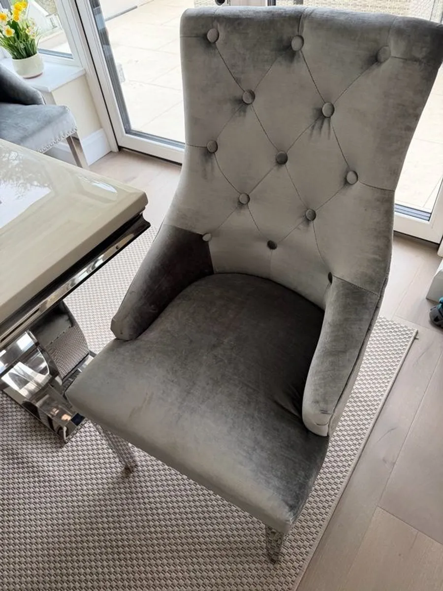 Six chairs - Image 1