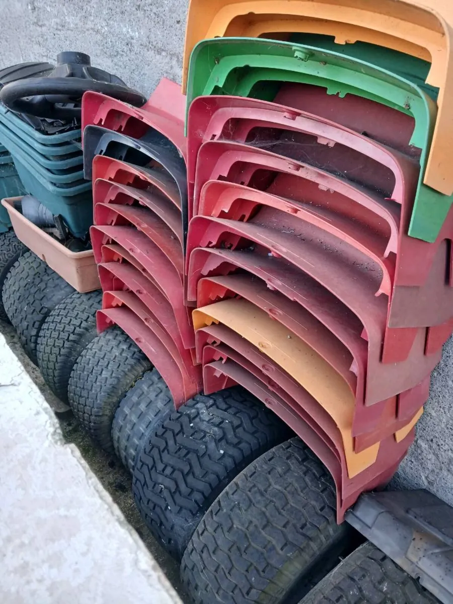 Breaking 4 parts Ride on mowers - Image 2