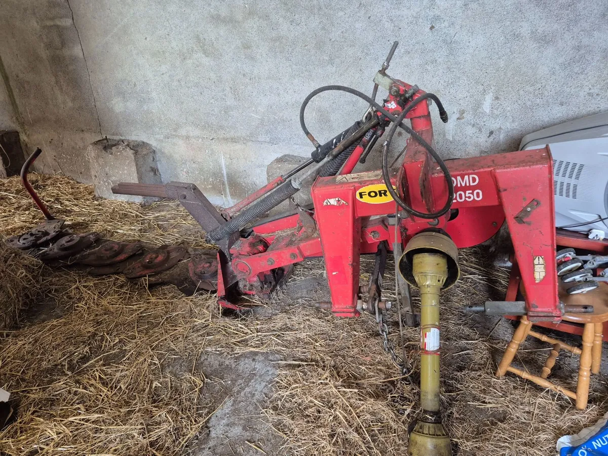 Machinery CLEAR OUT mower, fert spreaders, ploug - Image 1