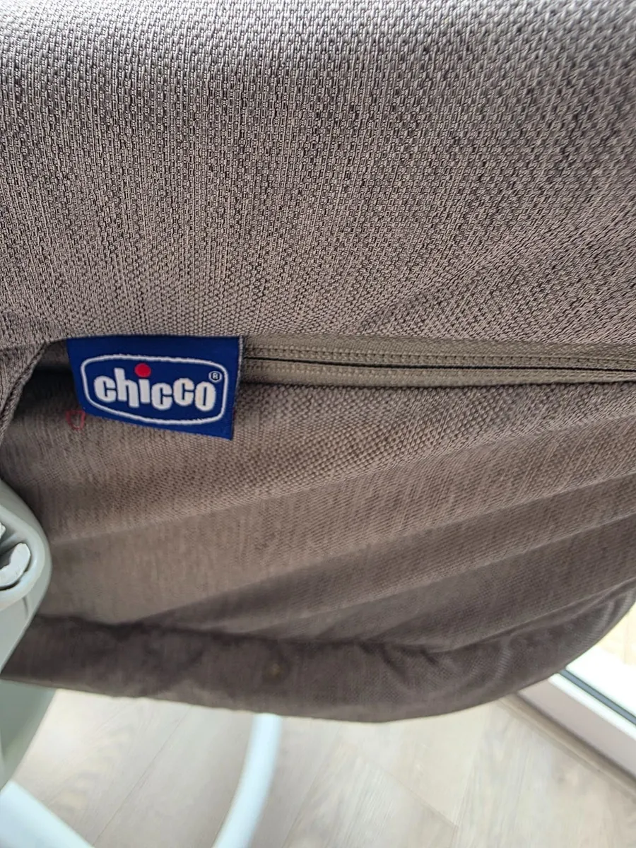 Chico Next to me Wheel Cot - Image 2