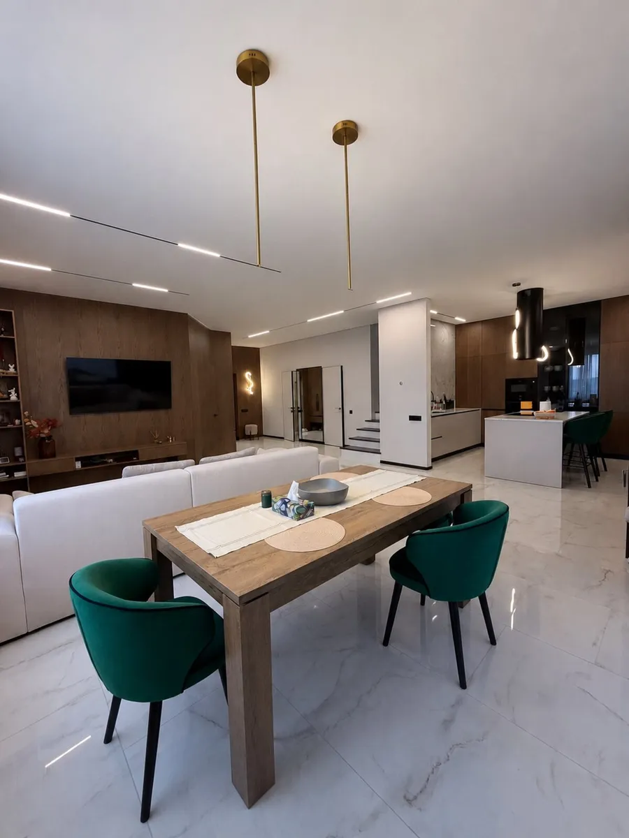 Dining table - Image 1