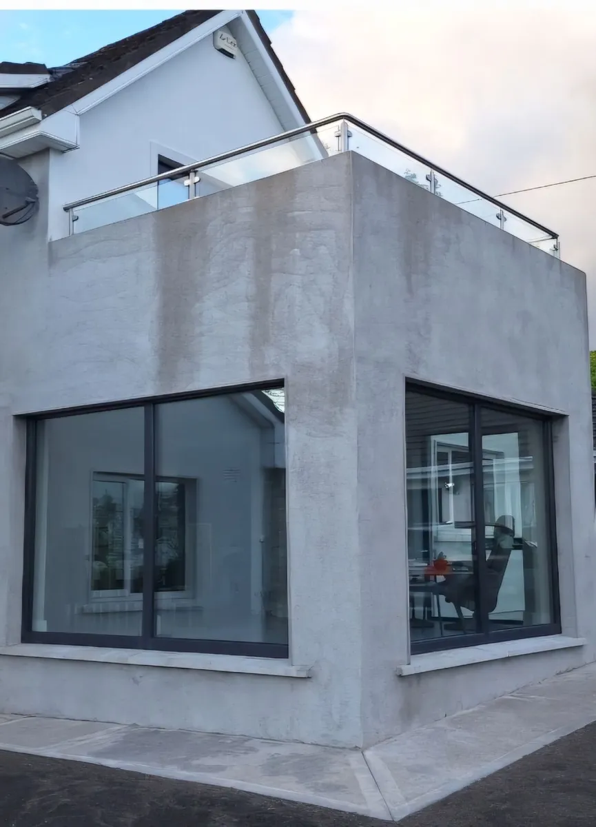 Balcony balustrade and glass - Image 1