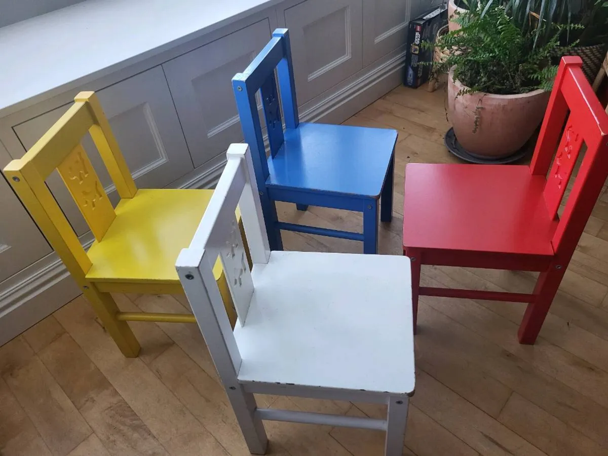 Kids table and chairs - Image 3