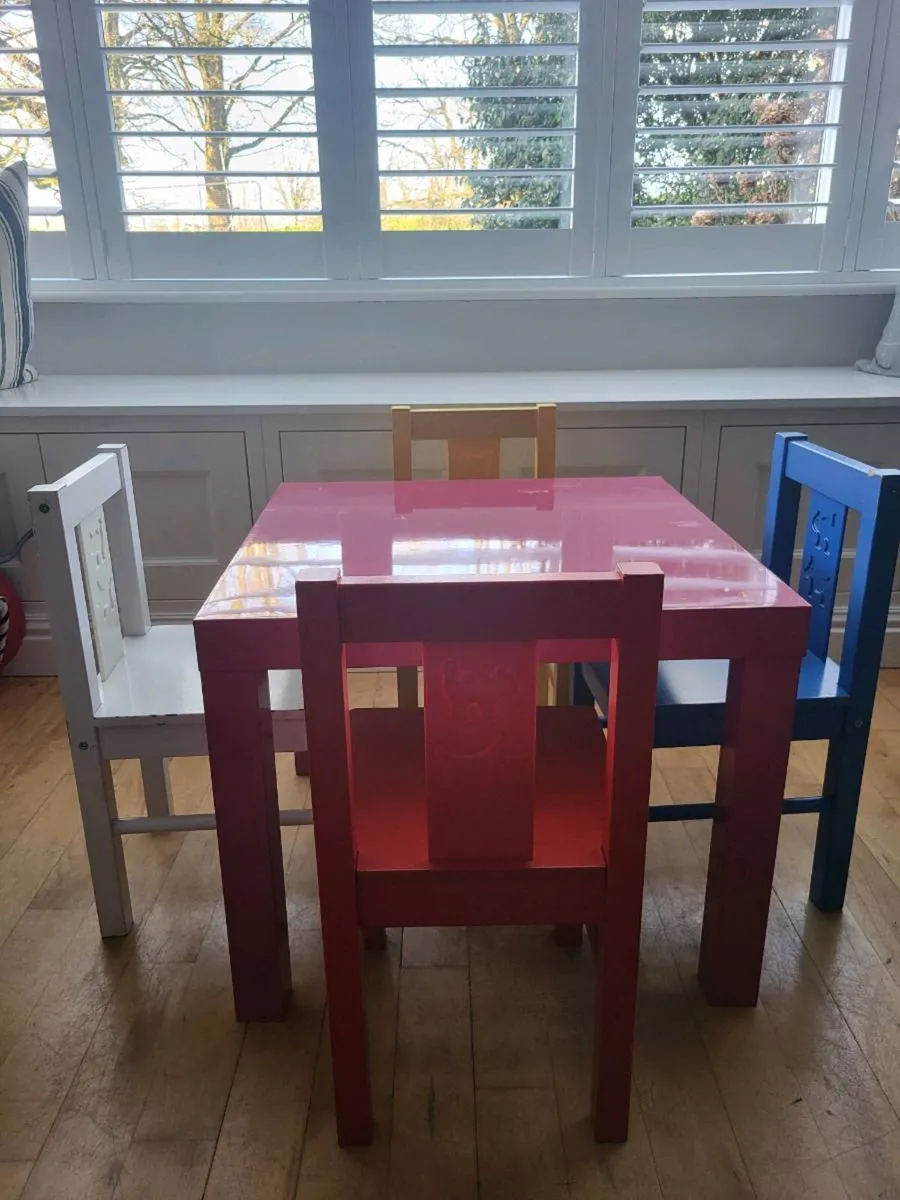 Kids table and chairs - Image 1