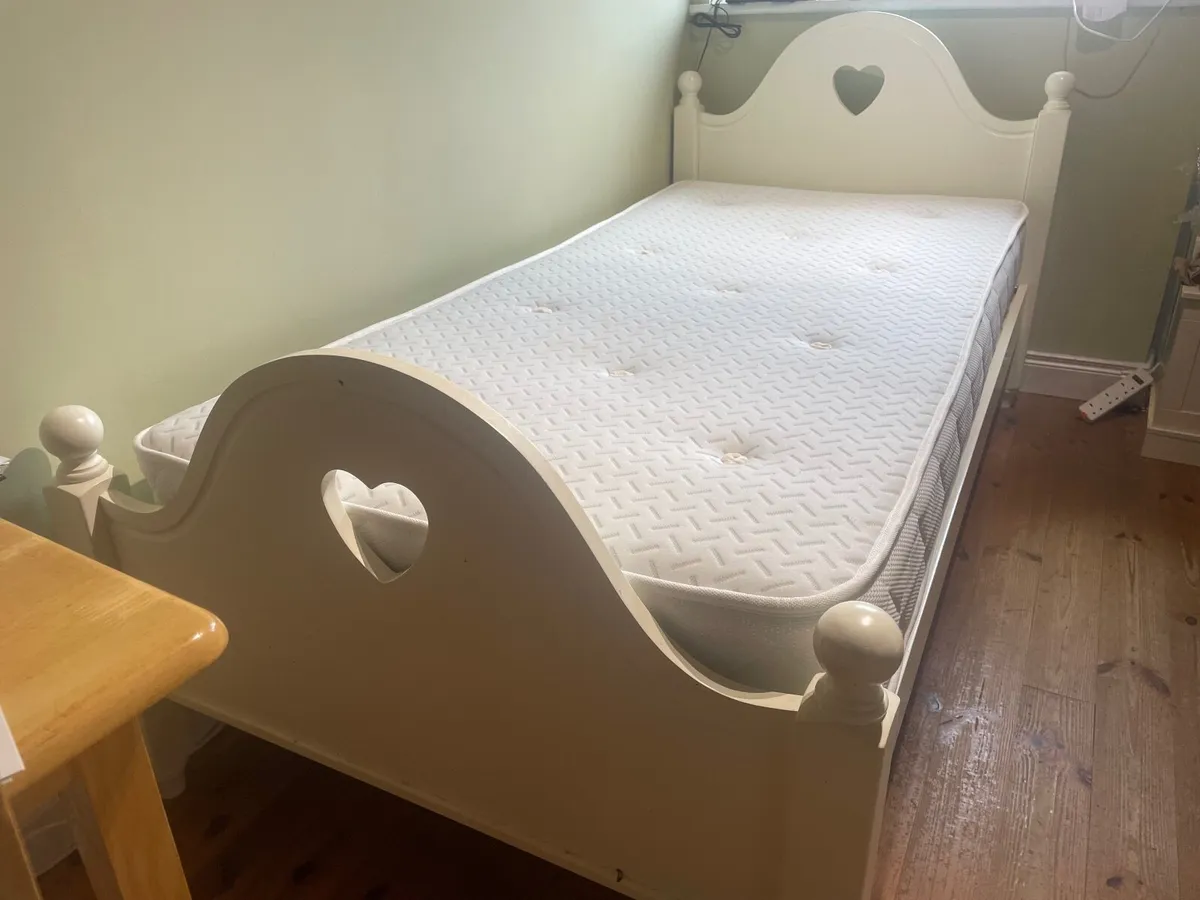 Single bed - Image 1