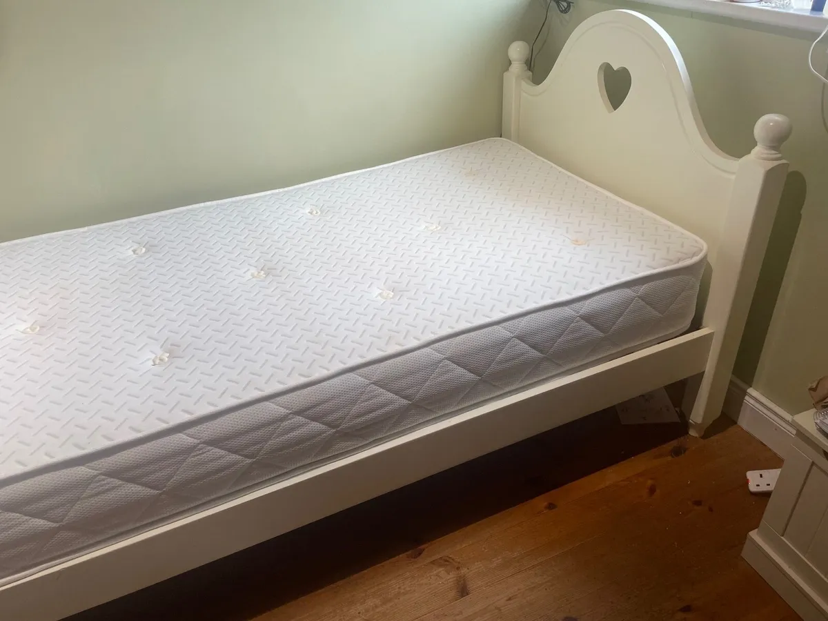 Single bed - Image 2