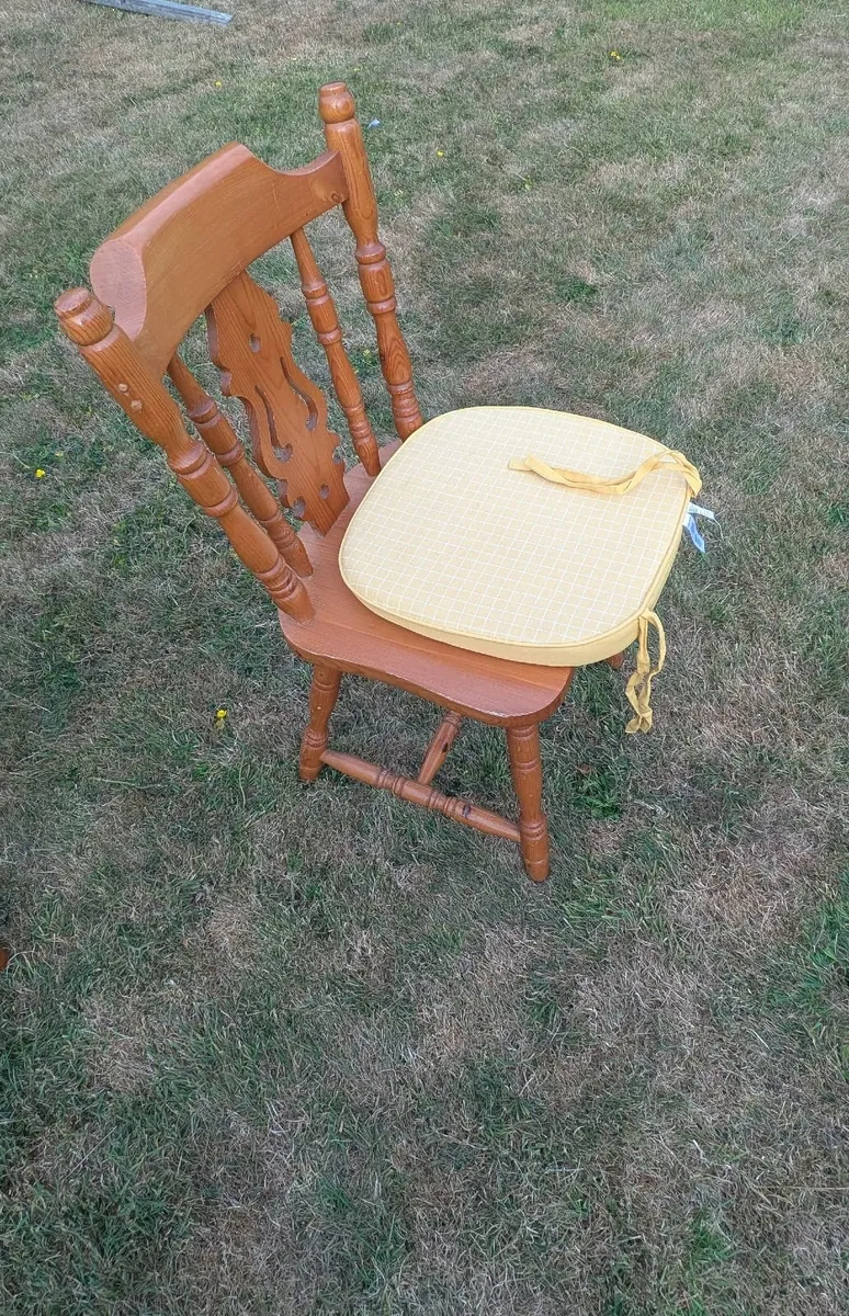 Pine table and chairs with tempered glass - Image 2