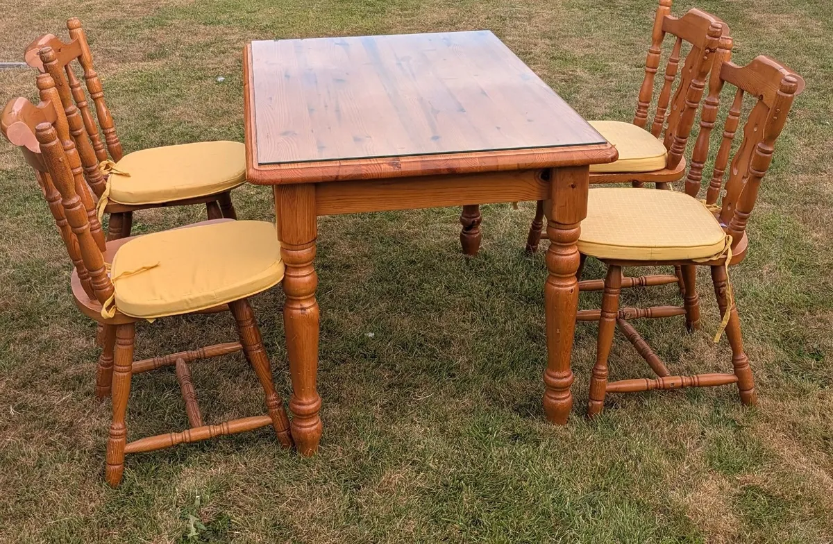 Pine table and chairs with tempered glass - Image 3