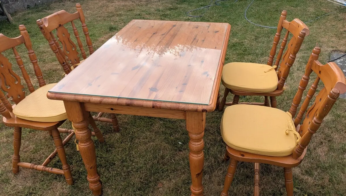 Pine table and chairs with tempered glass - Image 4