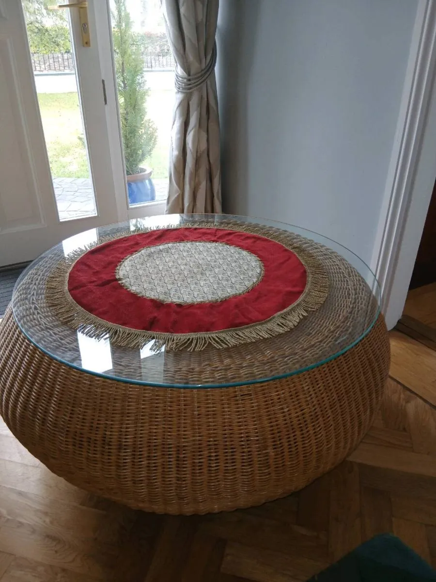 Lovely rattan glass top coffee table - Image 3