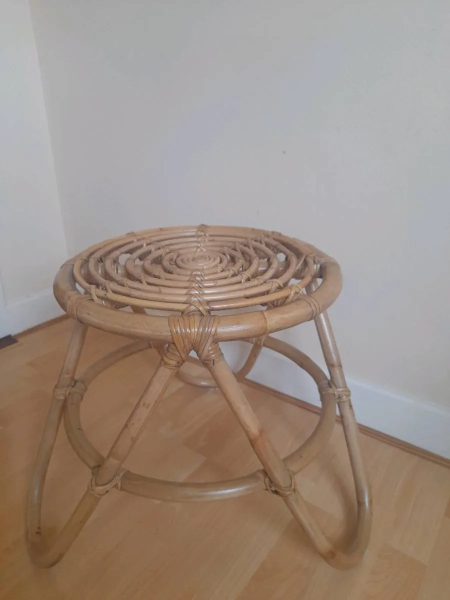ROUND WICKER TABLE - Image 1