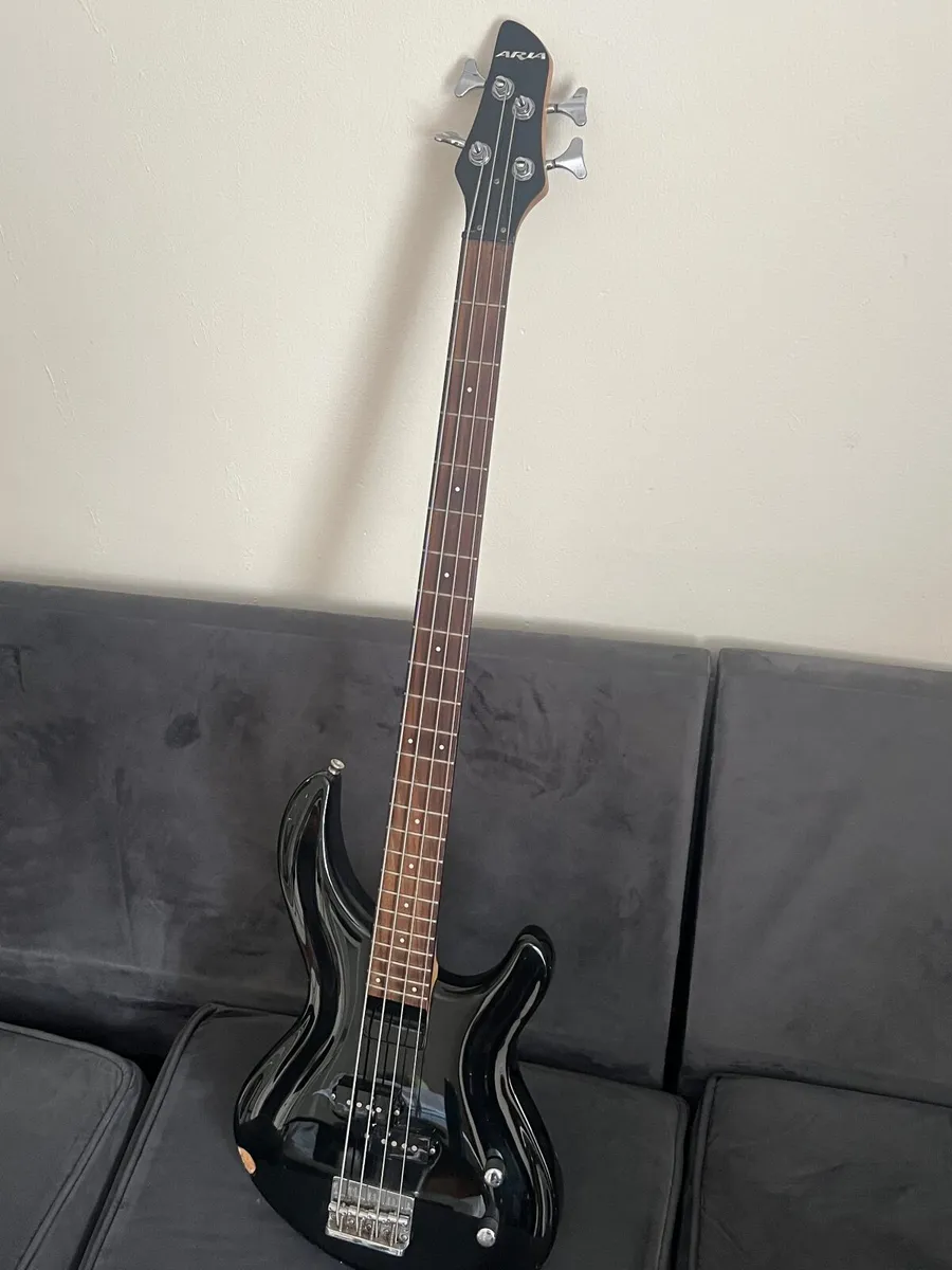 4-String Electric Bass Guitar – Black – Excellent - Image 1