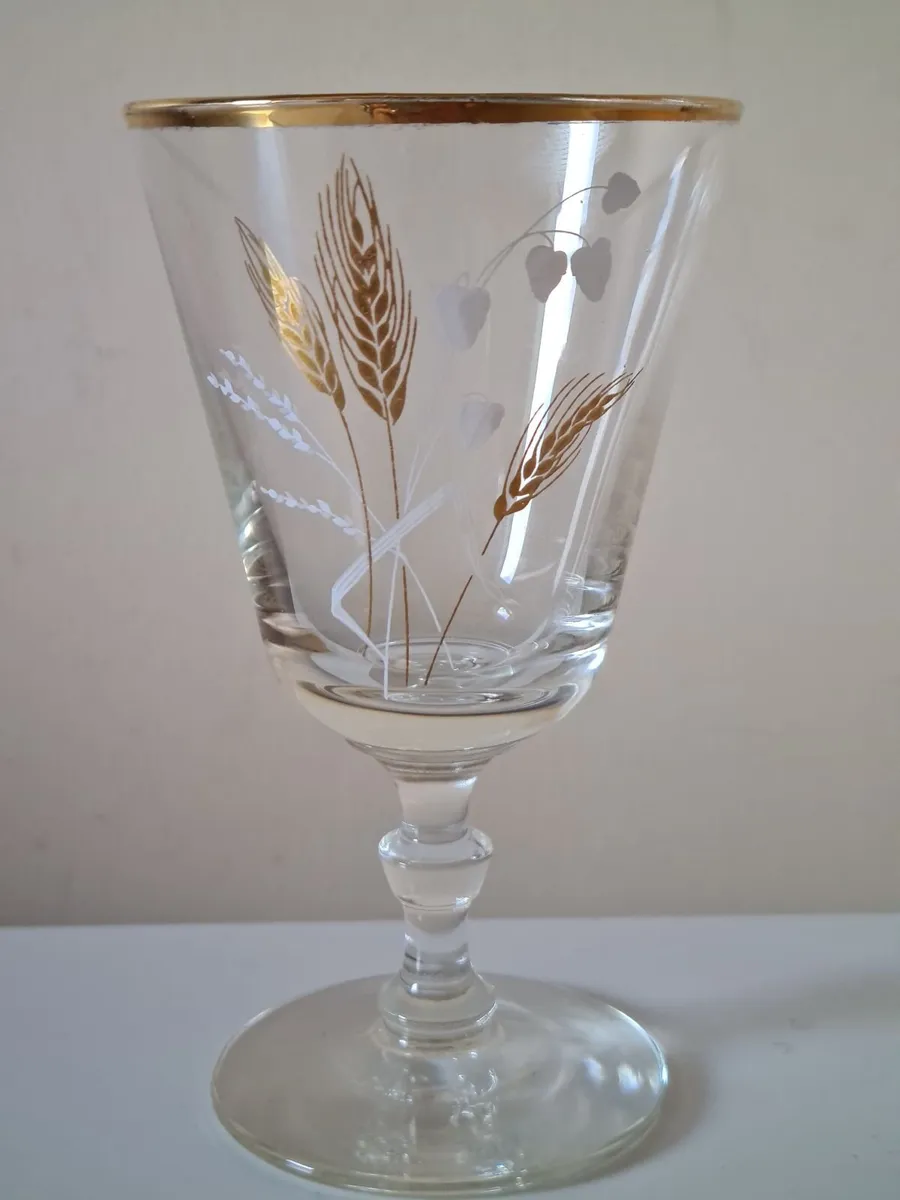 Vintage Gold‑Rim Glass Set (12) Ideal Wedding Gift - Image 4