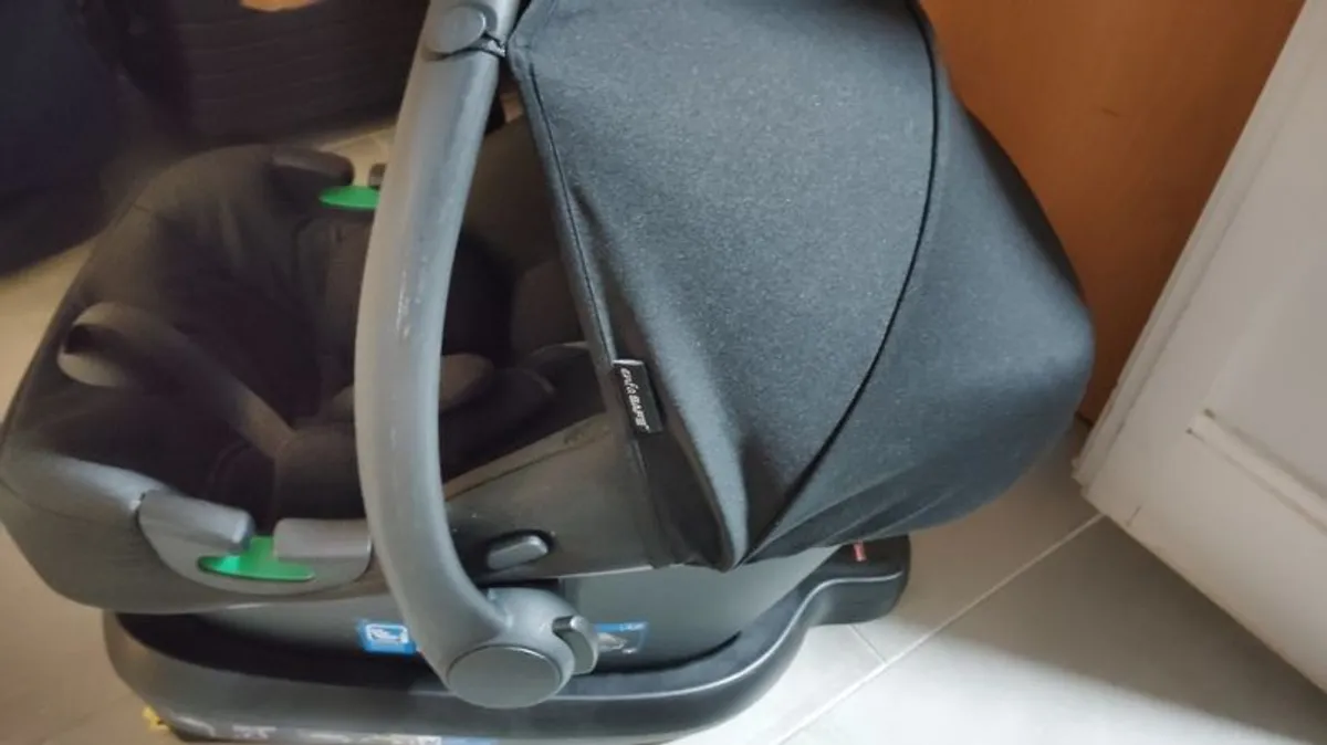 Baby car seat with iso fix - Image 1