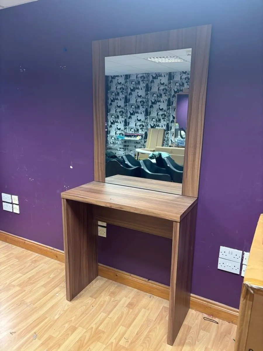 Salon Styling Mirror - Image 1