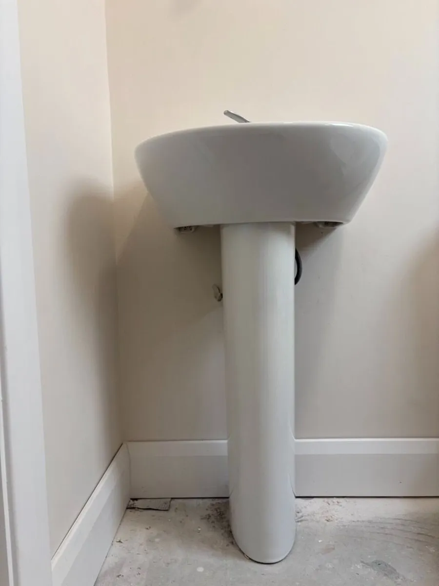 Brand-New Toilets (3) and Pedestal Basins (3) - Image 1