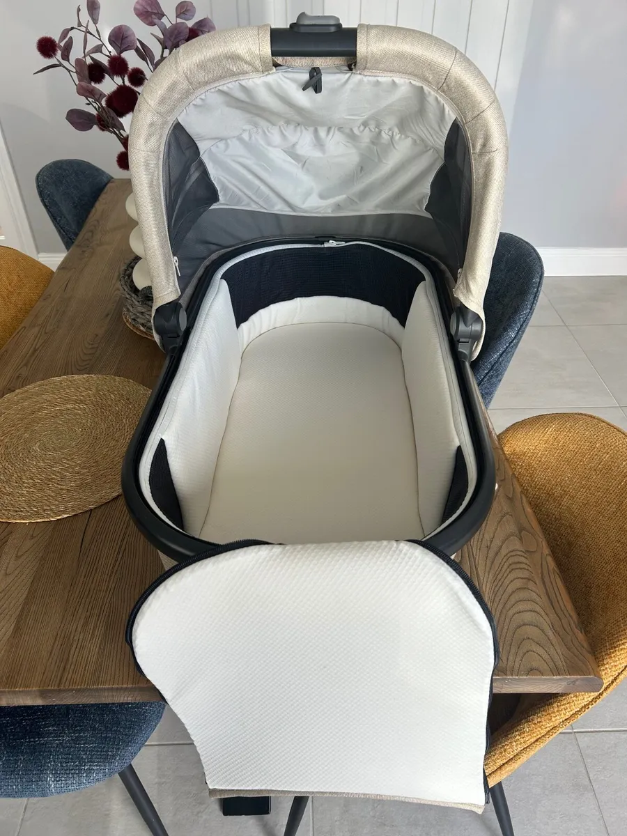Uppa Baby Vista V3 Cream (Perfect Condition) - Image 2