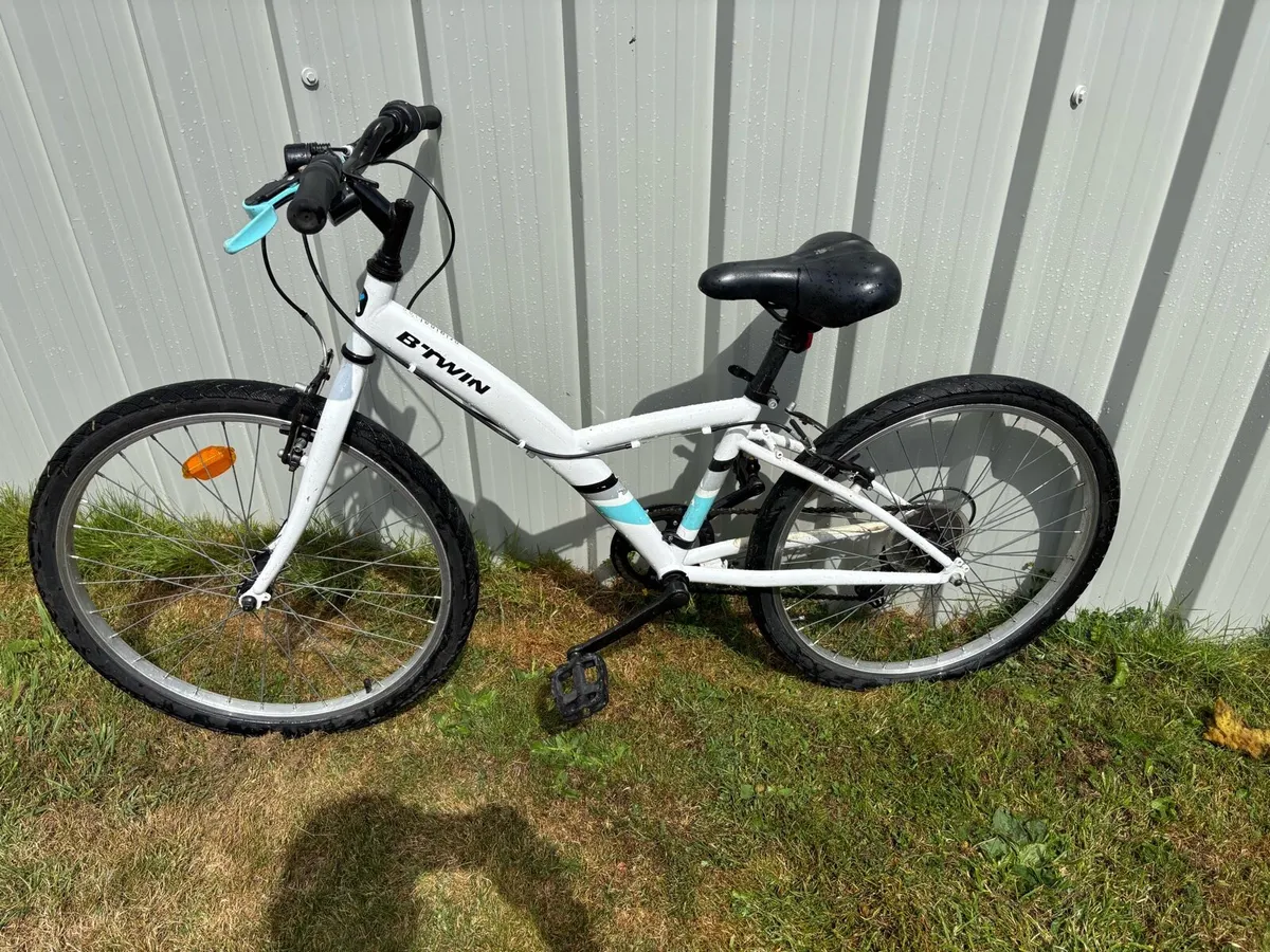 24 inch girls B-Twin Bike - Image 2