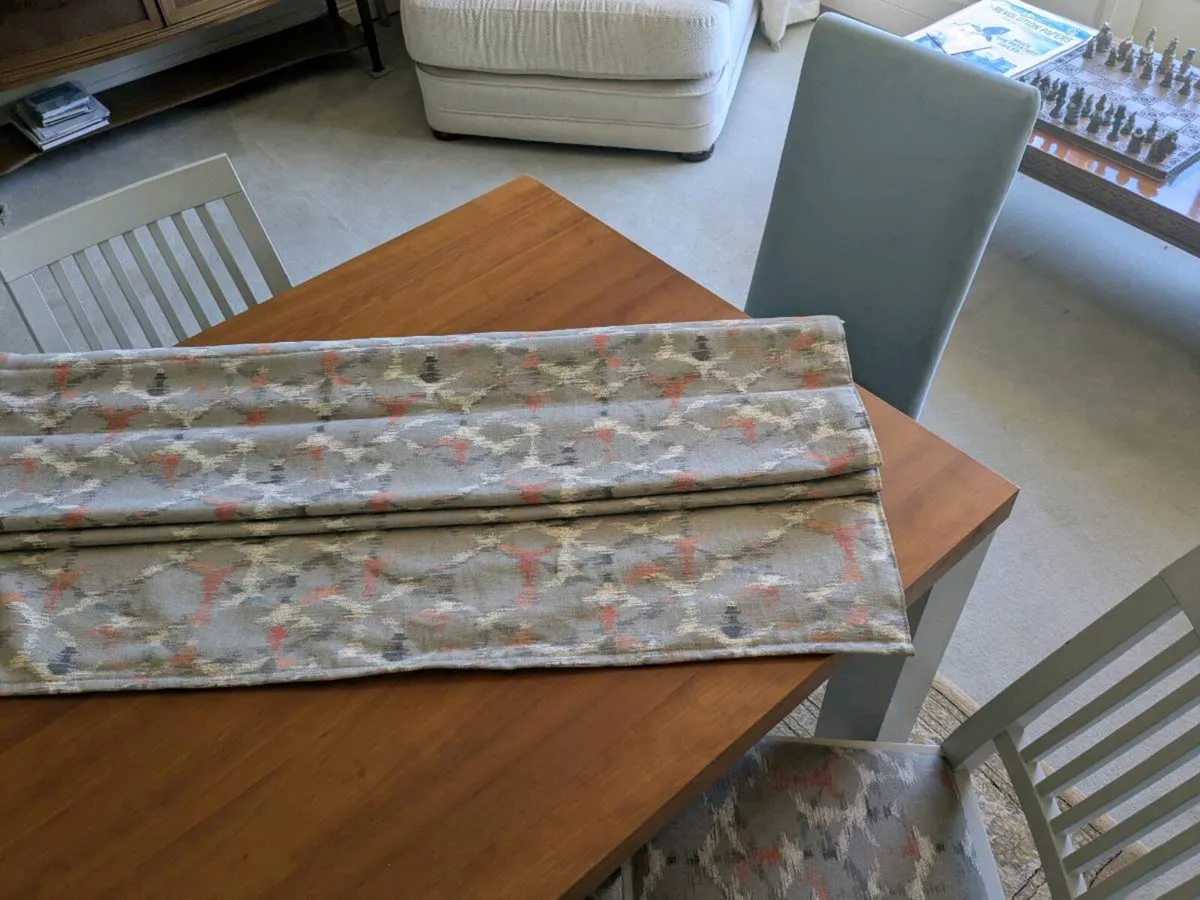 Table and chairs - Image 4