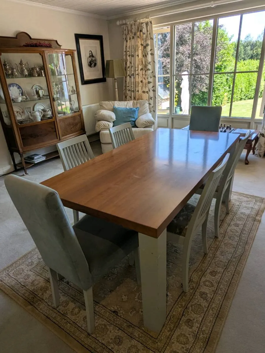 Table and chairs - Image 1