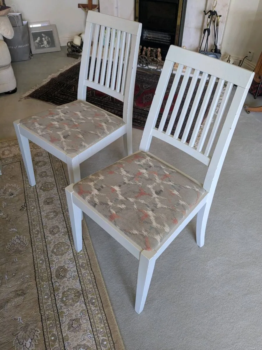 Table and chairs - Image 2