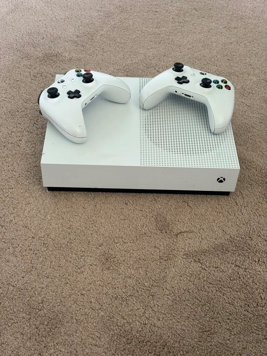 Xbox +2 controllers - good condition - Image 2