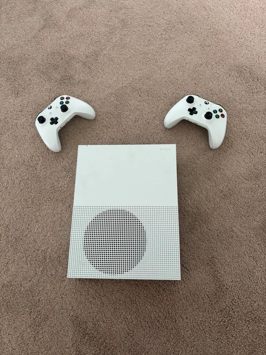Xbox +2 controllers - good condition - Image 3
