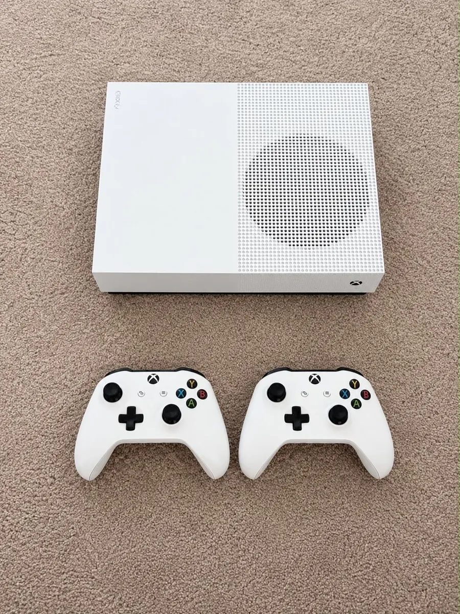 Xbox +2 controllers - good condition - Image 1