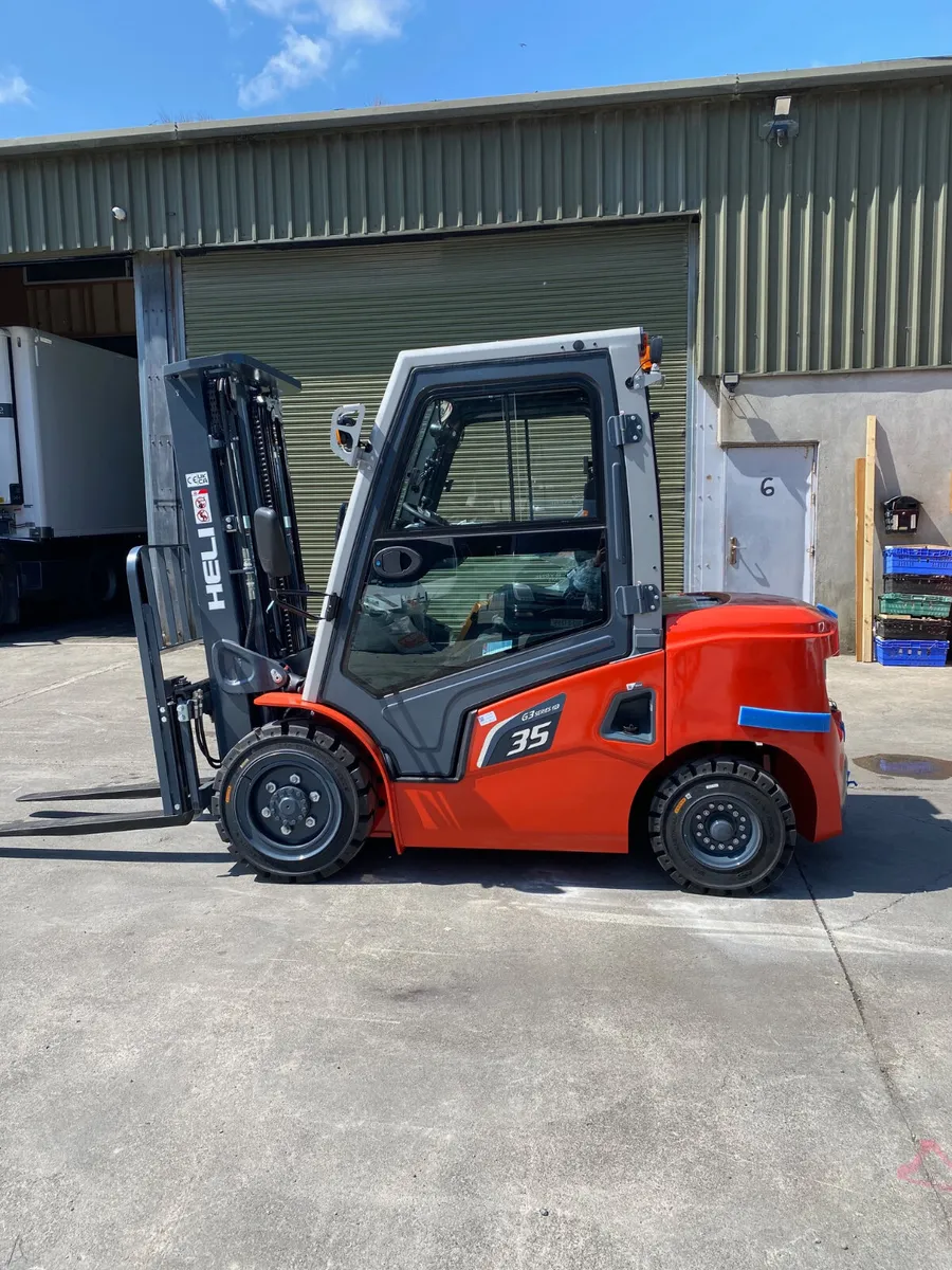 Forklift trucks - Image 1