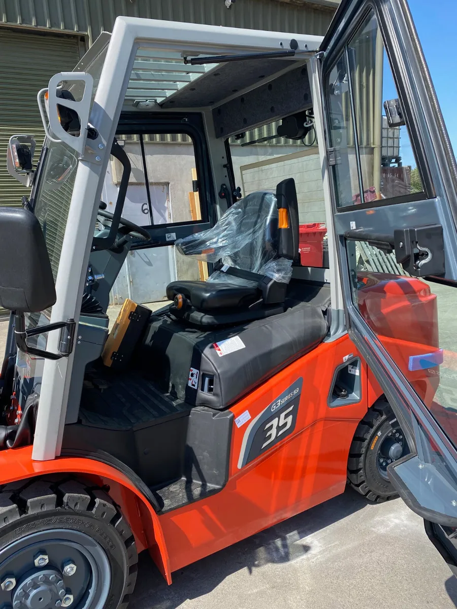 Forklift trucks - Image 2