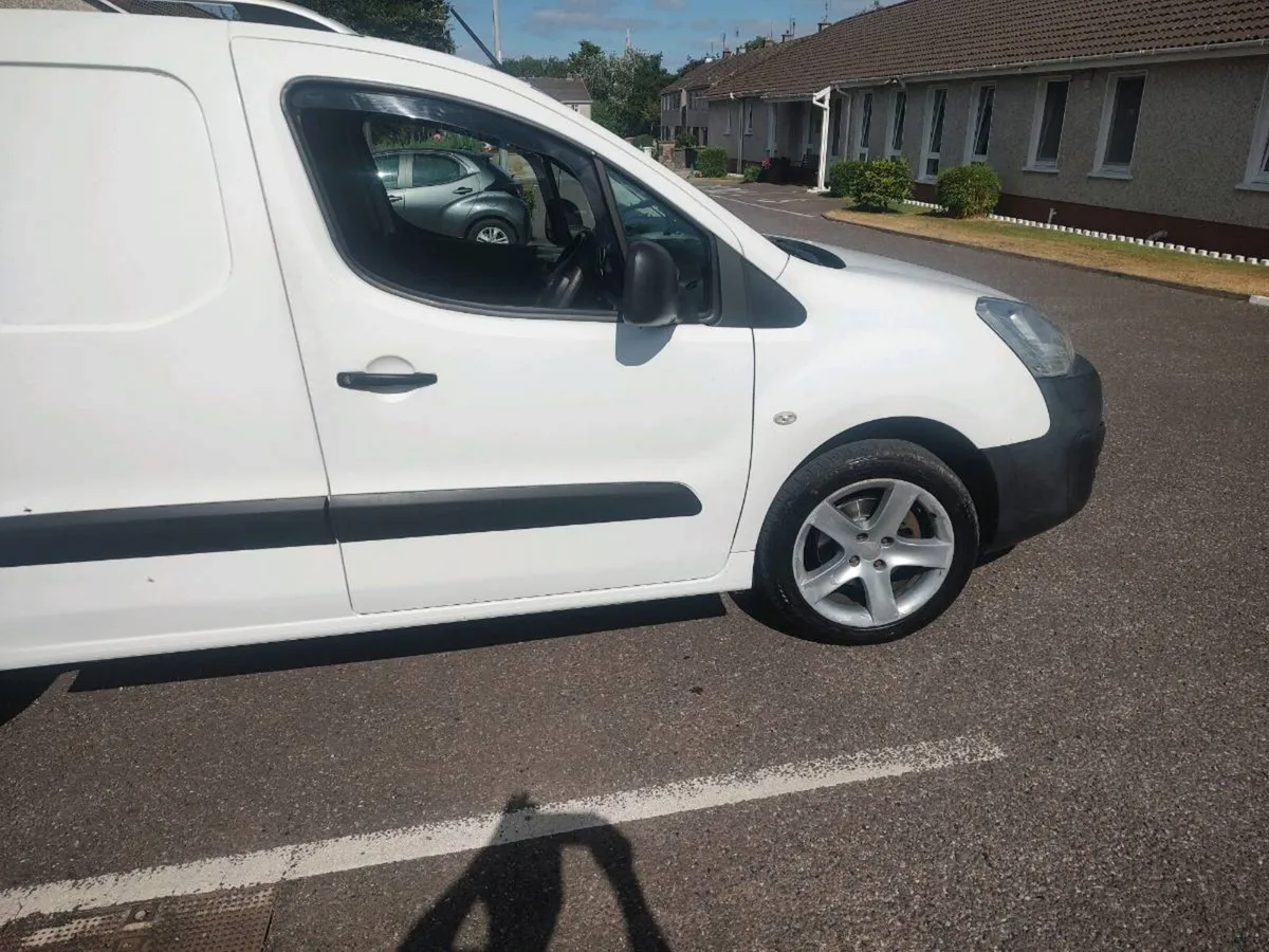 van - Image 2