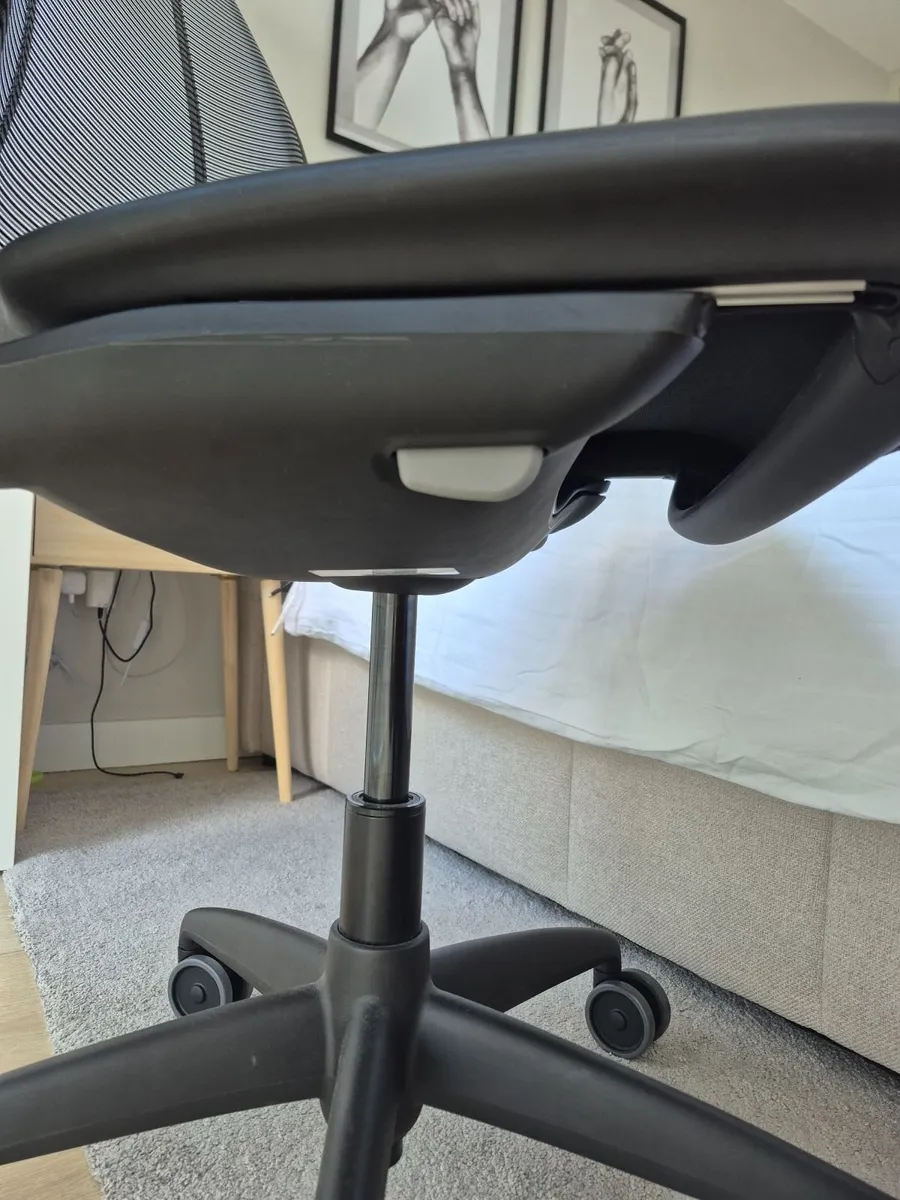 Ergonomic office chair - Image 4
