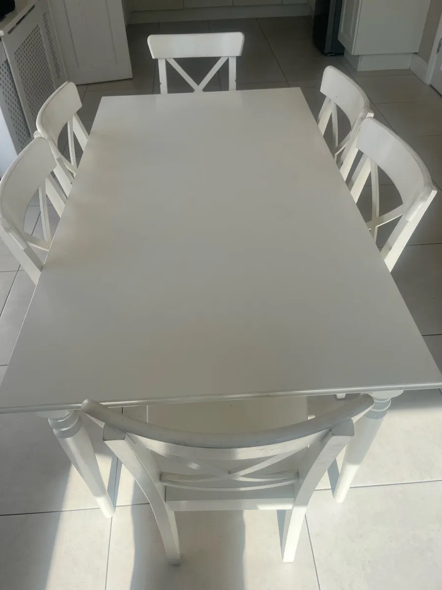 Table and 6 chairs - Image 1