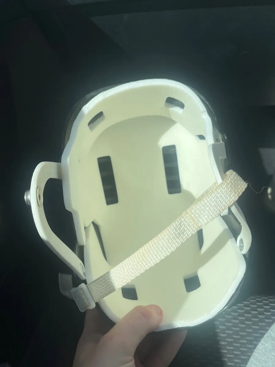 Oldstyle hurling helmet - Image 4