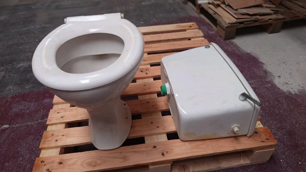 Toilet low level - Image 1