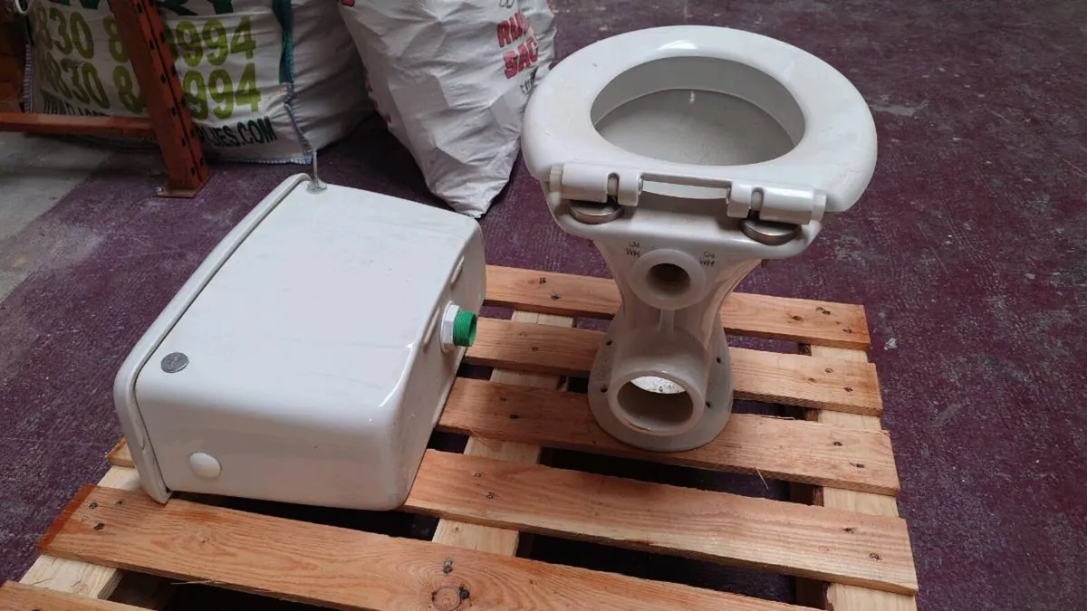 Toilet low level - Image 2