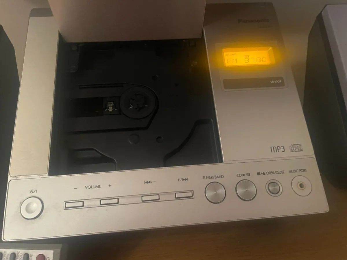 Radio CD Player with Music Port - Image 3