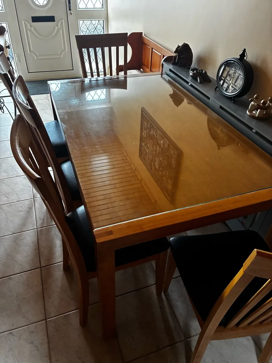 Table and 5 chairs - Image 1