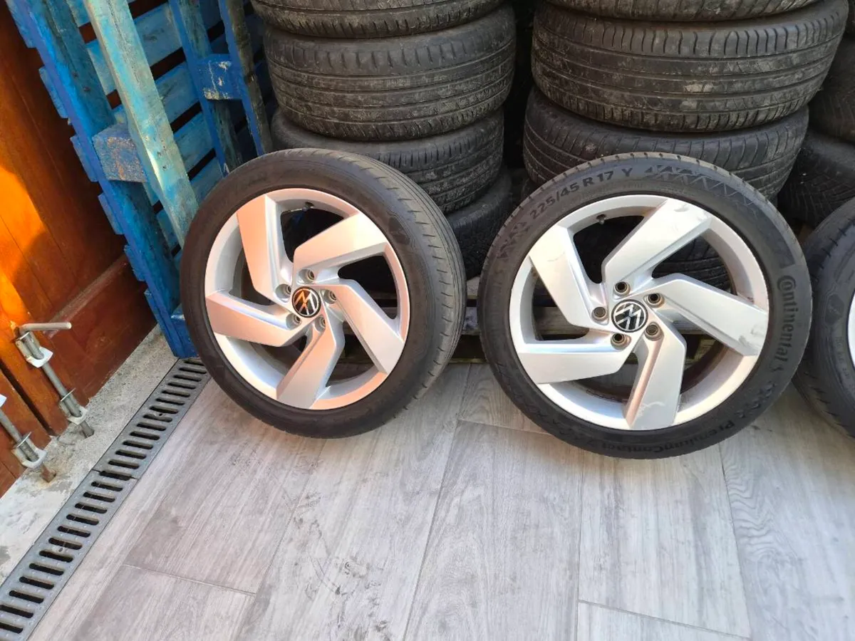 VW Golf genuine Alloy wheels - Image 1