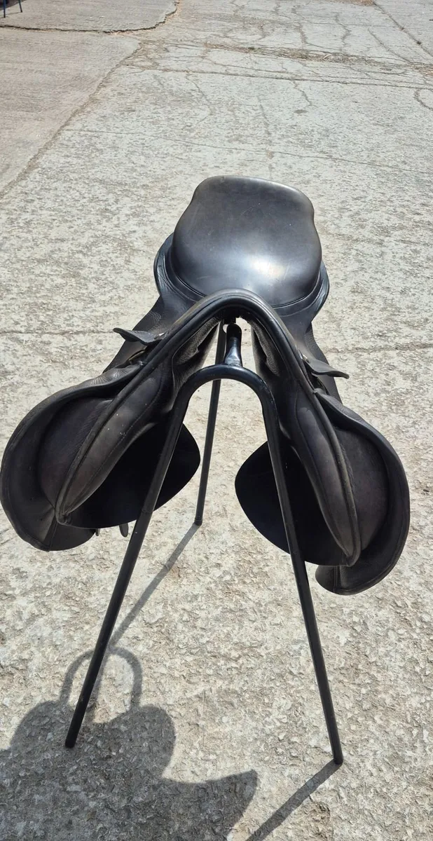 Albion Black GP 17.5" Saddle - Image 2