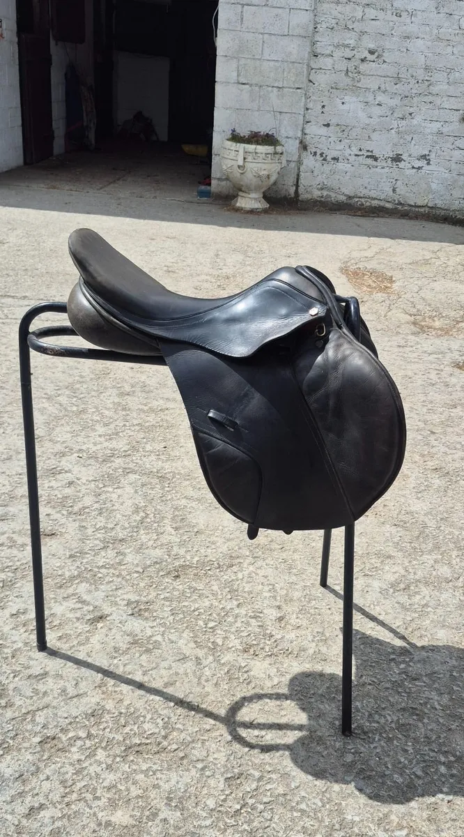 Albion Black GP 17.5" Saddle - Image 1
