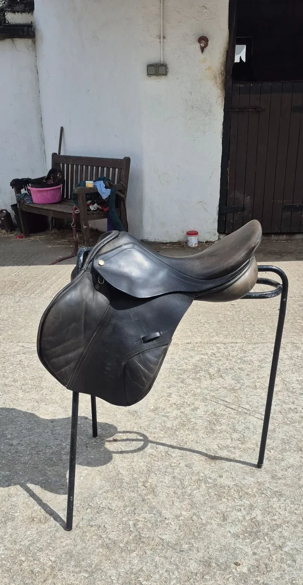 Albion Black GP 17.5" Saddle - Image 3