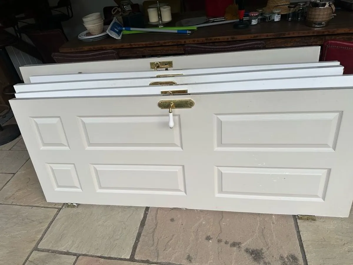 6 x interior 6 panel wooden doors with brass hinges and some mixed brass and brass porcelain handles