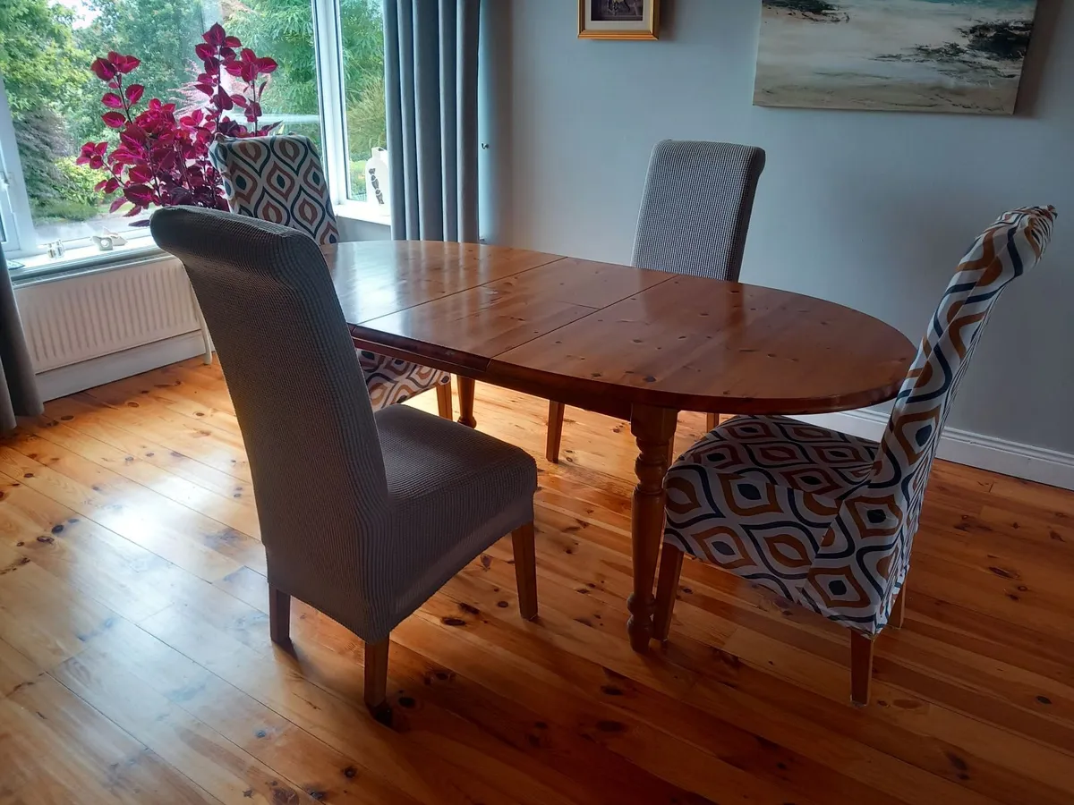Table and 4 chairs - Image 1