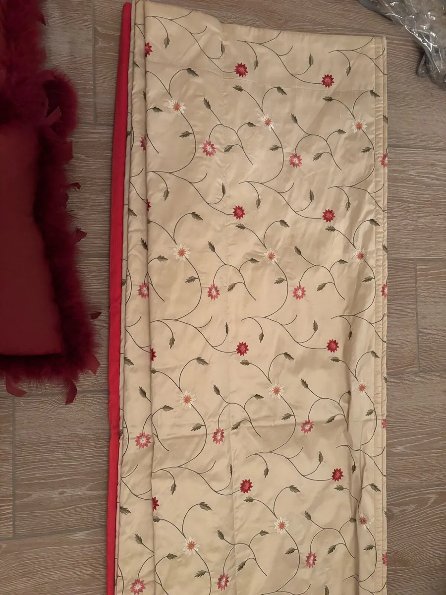 Bedroom blinds- matching cushions and bed throw - Image 4