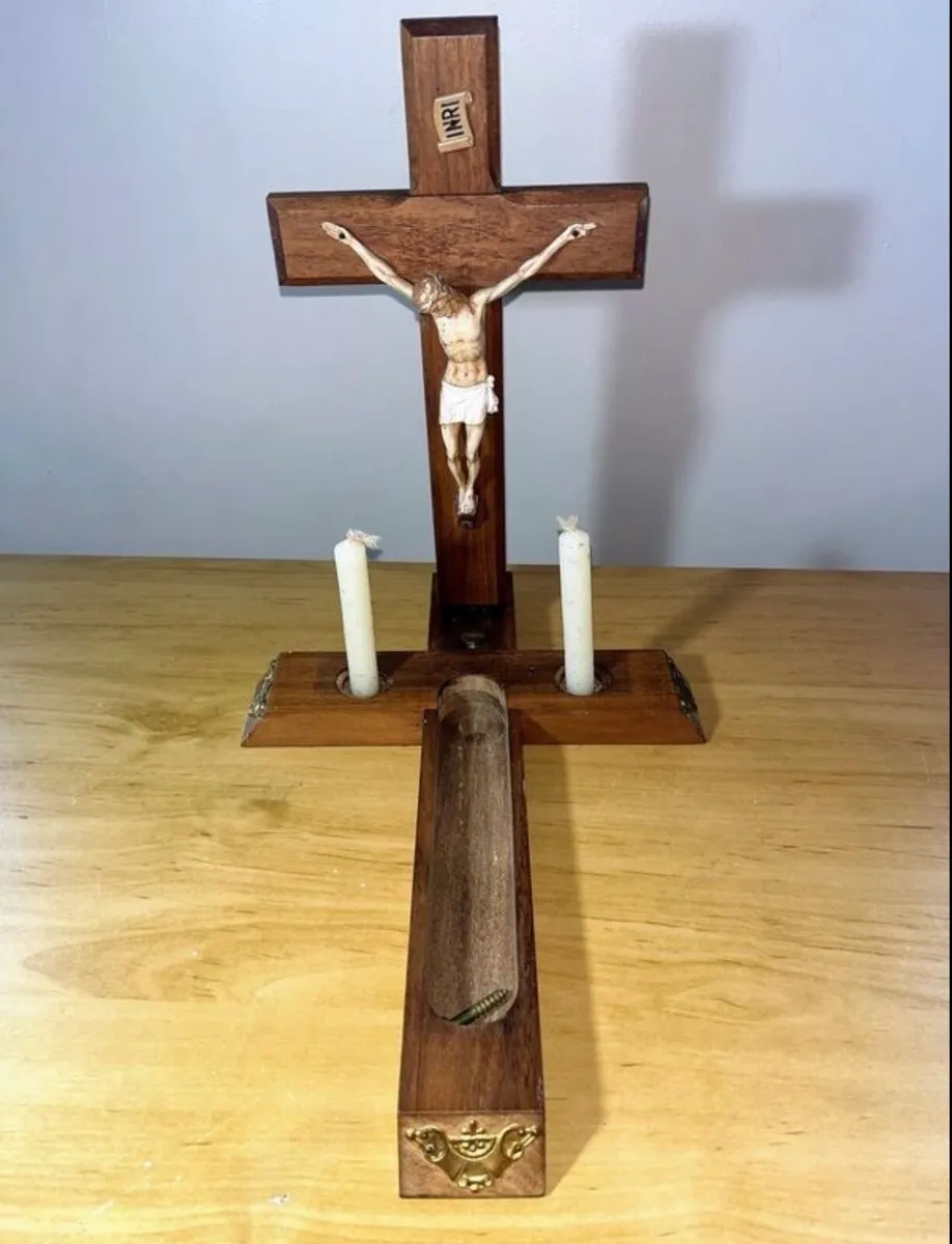 Vintage sock call crucifix - Image 1