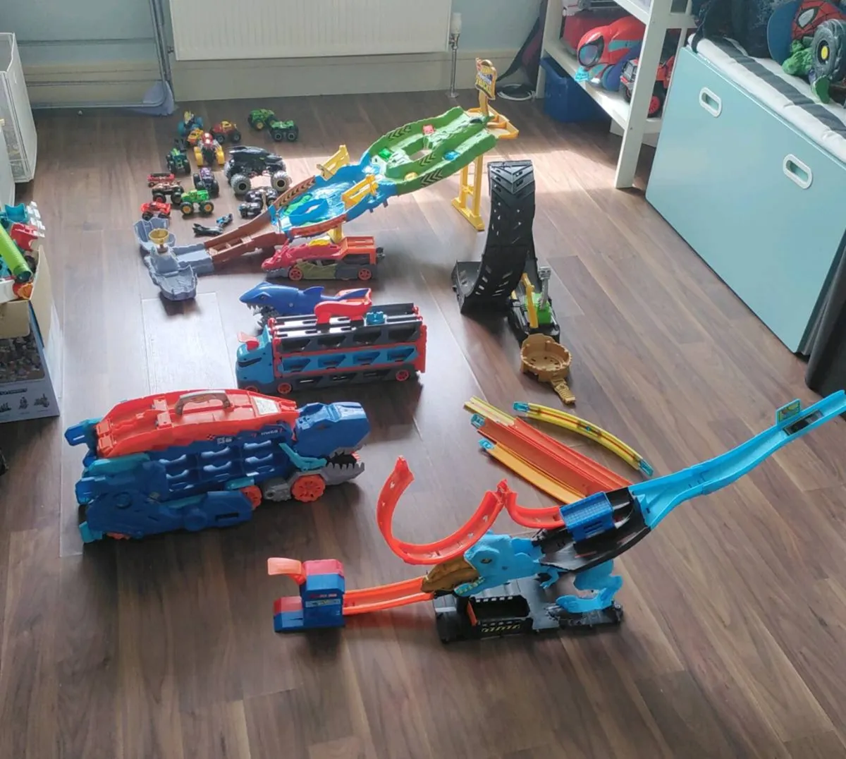 Selection of Hot Wheels toys - Image 1