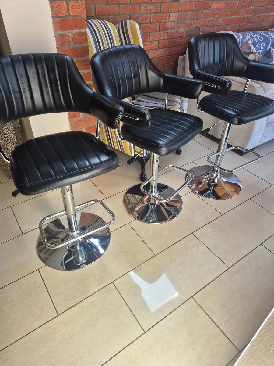 4 black leather kitchen island stools - Image 1