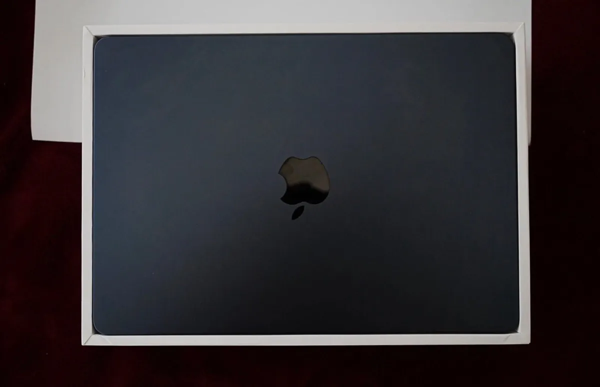Macbook Air M2 Midnight Blue 256 gb - Image 1
