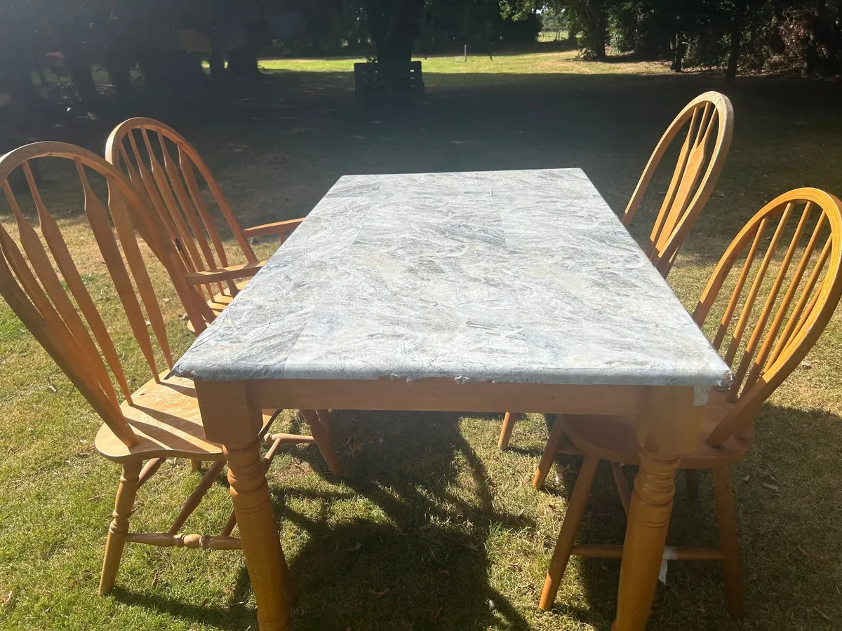 Table and chairs set - Image 1